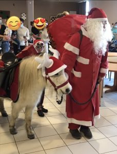 Le Père Noël, son lutin et… son renne pour le Noël des enfants du personnel